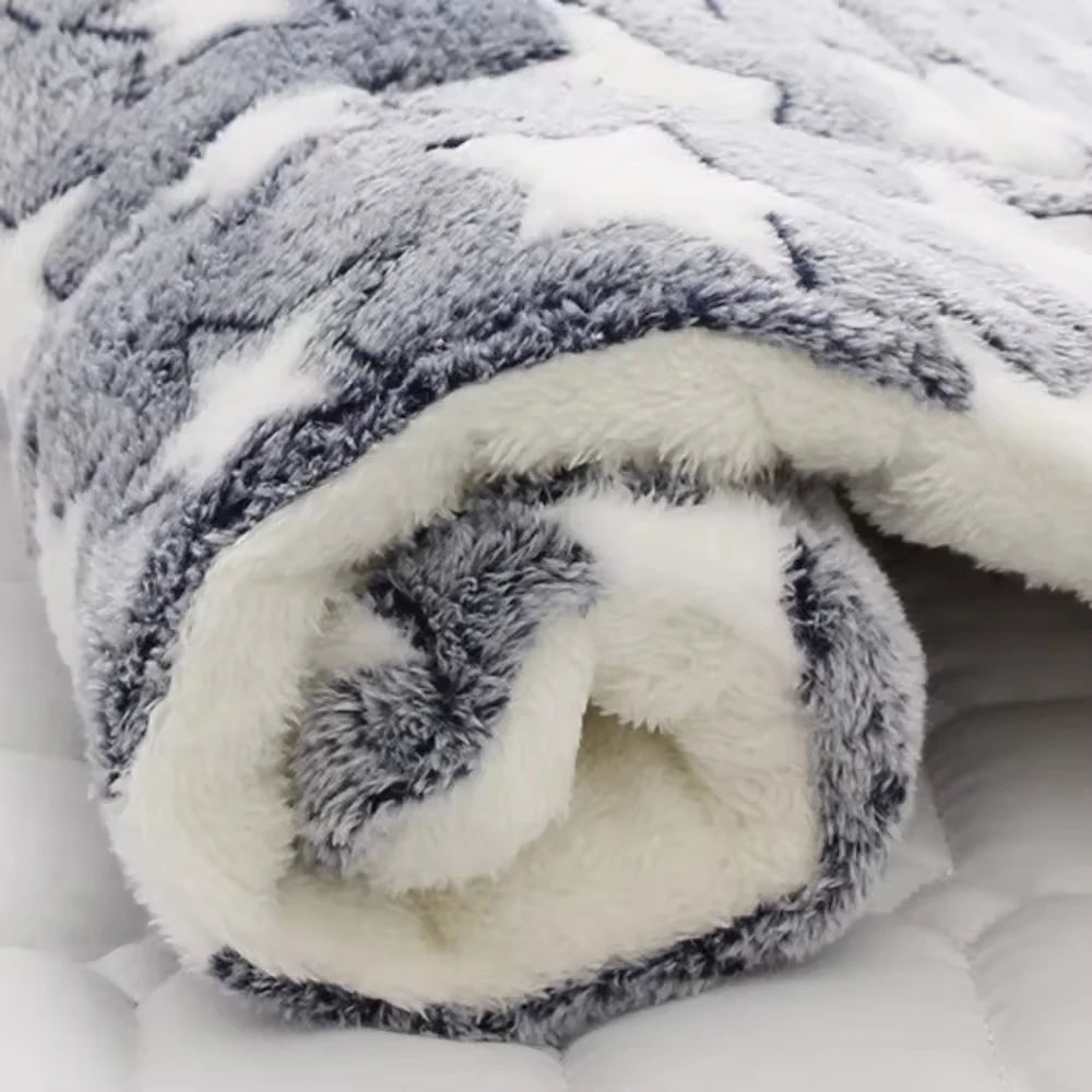 Flannel Pet Sleeping Mat ๐๏ธ โ Soft & Washable Blanket for Dogs & Cats ๐พ