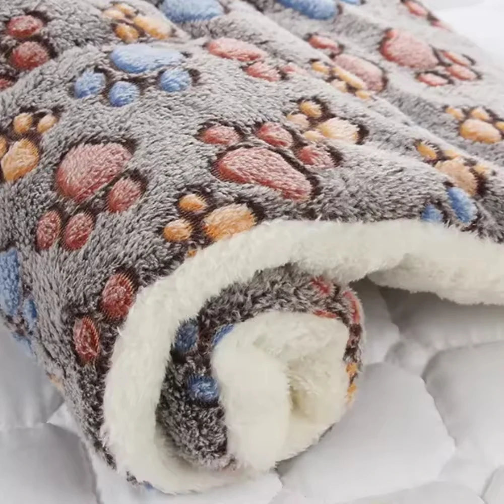 Flannel Pet Sleeping Mat 🛏️ – Soft & Washable Blanket for Dogs & Cats 🐾